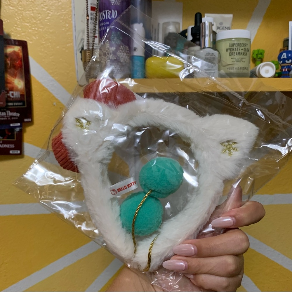 NWT Sanrio Puroland 2023 XMAS Japan Hello Kitty Pom Pom Headband - Picture 3 of 10